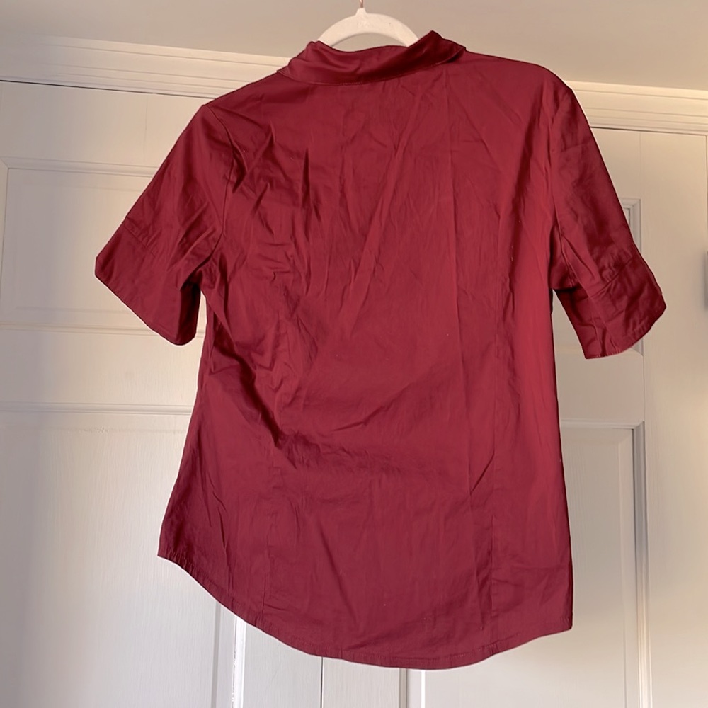 3/$12 🌻 Maroon short sleeved button down shirt, women medium. - Picture 2 of 6